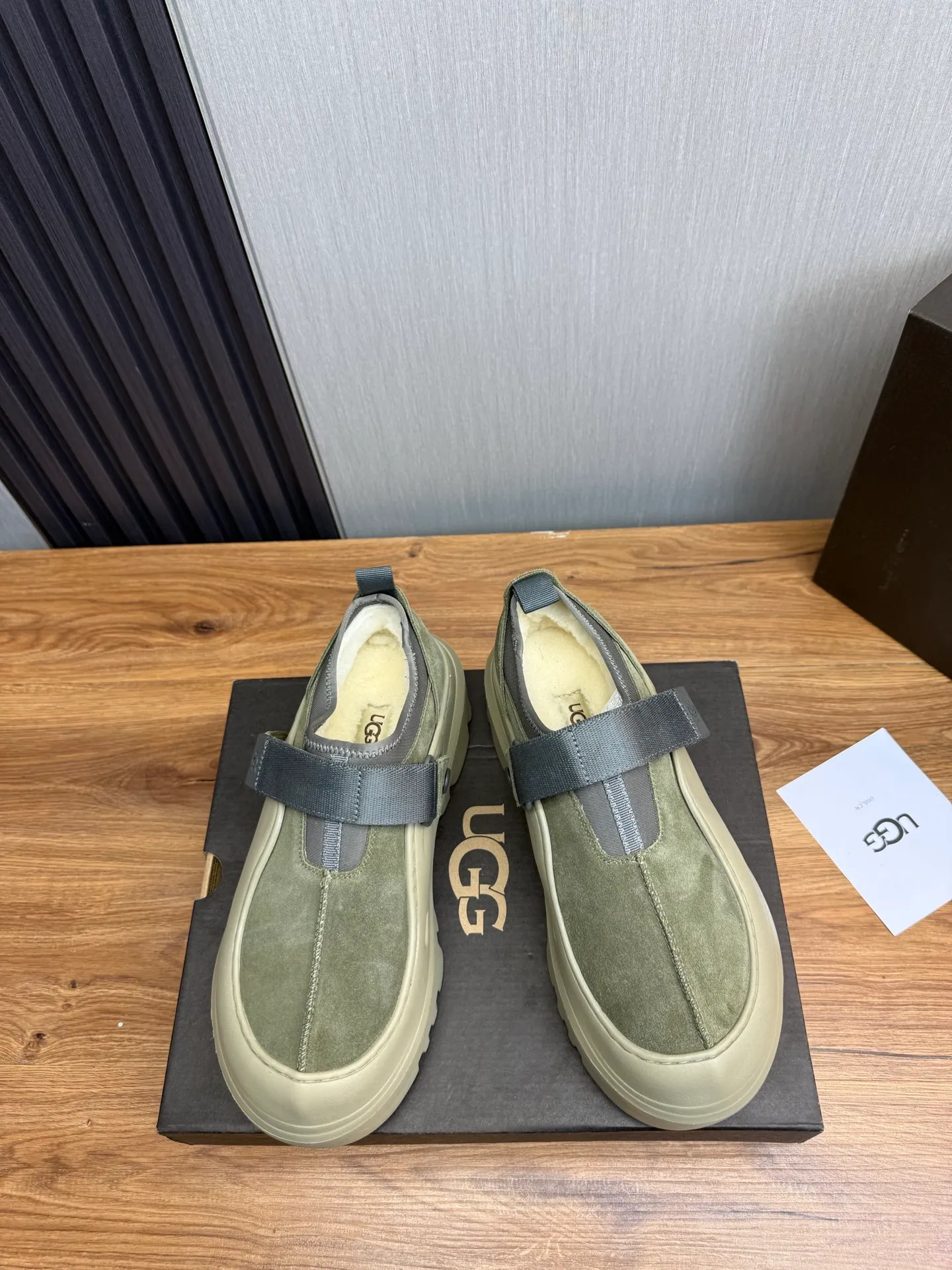 Men's shoes💰580💰Couples💖 New UGG fur integrated men's simple and fashionable snow boots. The most worth buying at the end of this year are warm casual shoes. Whether you are out and about at home, their comfortable and warm performance will be your most suitable fashion companion! The material is cowhide upper and imported wool is used inside. Warm and comfortable! The eva+ rubber patch outsole is cushioned, non-slip and wear-resistant, and has good elasticity. It is light and wear-resistant, comfortable and soft, and the new simple cut is more fashionable. It has both practicality and fashion sense, so you no longer have to worry about how to match it in winter, while still maintaining your fashionable taste. High-quality genuine wool. Look at the details for the material! Size: 35-40-41-42-43-44-44 sneaker size